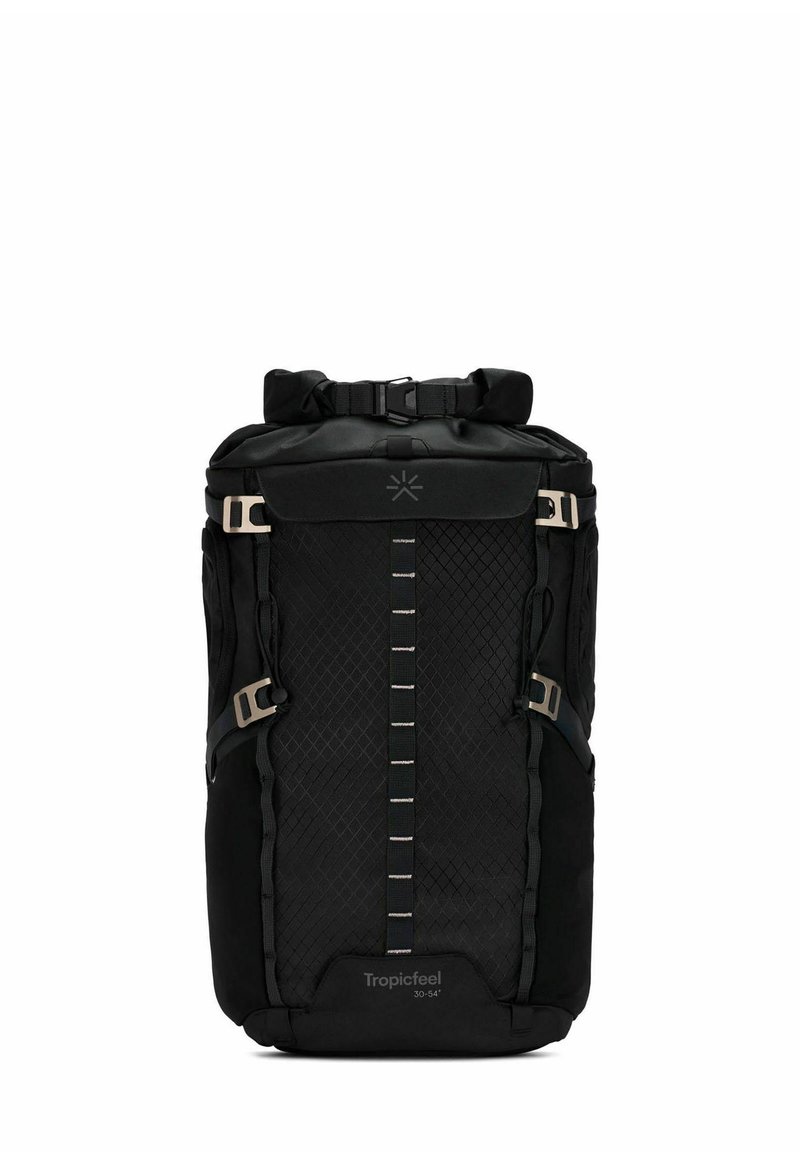 Zaino nero con una parte anteriore testurizzata a motivo diamante, chiusura a pattina superiore e hardware argentato. Cinghie regolabili ai lati per la compressione.