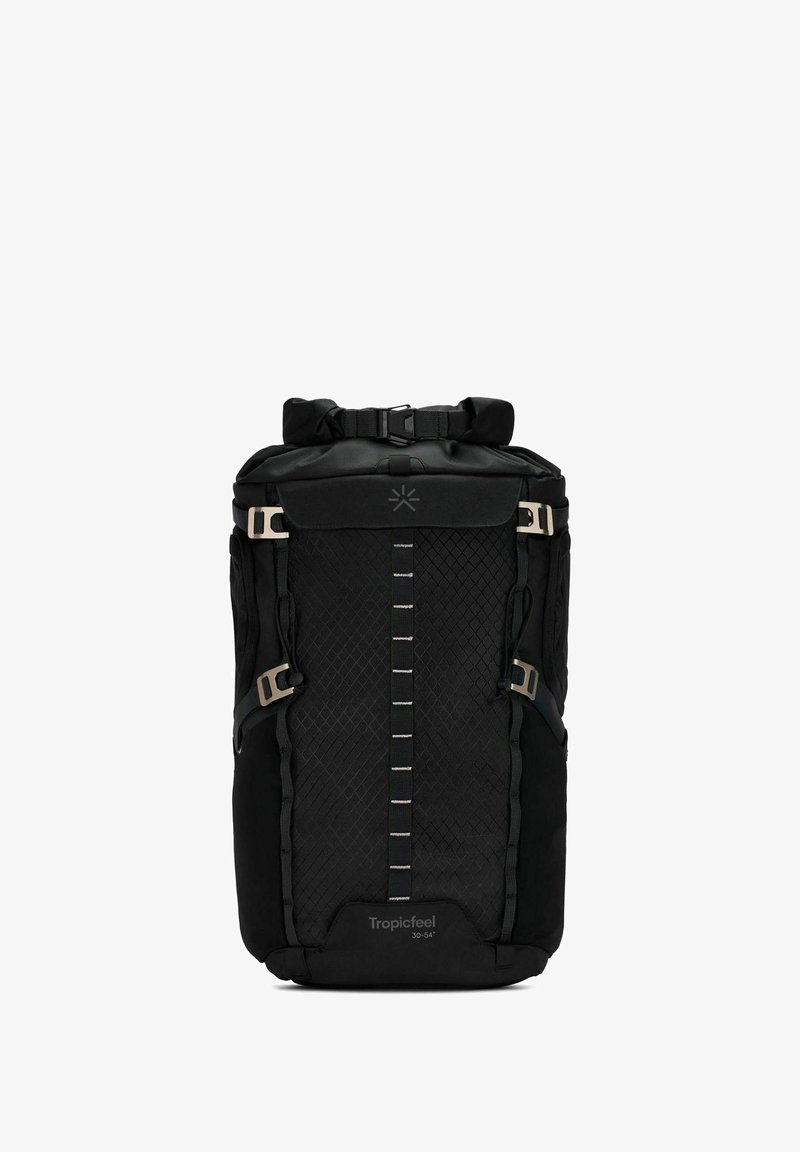 Zaino nero con una parte anteriore testurizzata a motivo diamante, chiusura a pattina superiore e hardware argentato. Cinghie regolabili ai lati per la compressione.