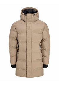 Chaqueta de plumas beige con un cuello alto y cierre de cremallera. Cuenta con bolsillos laterales, mangas largas con puños negros y una textura acolchada.