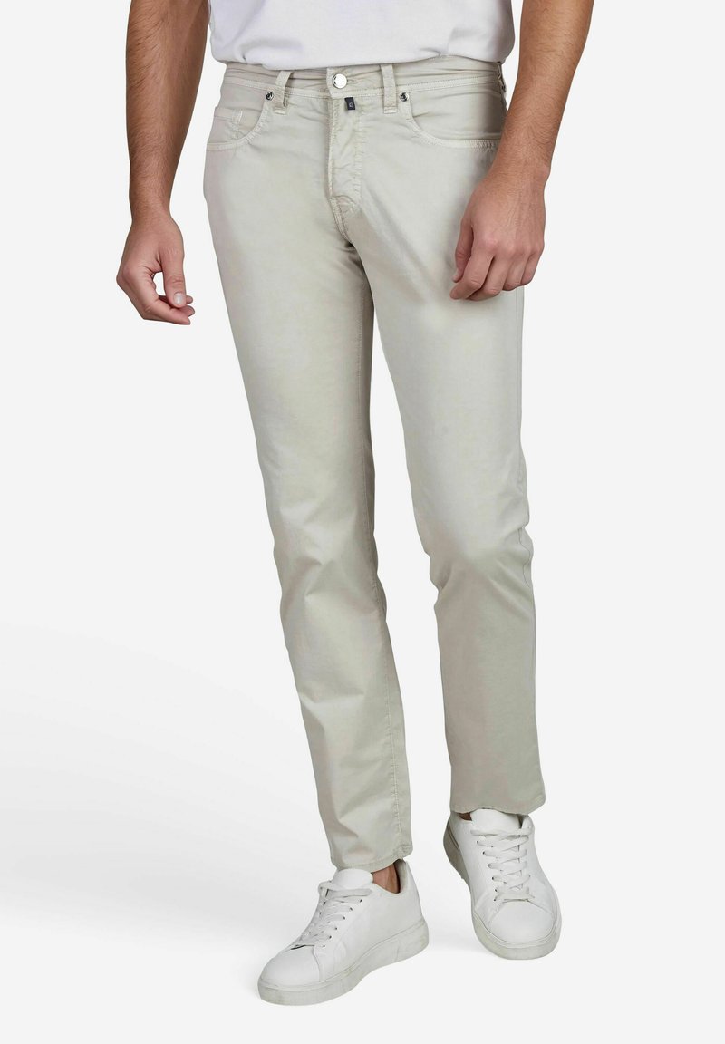 Lichtgrijze slim-fit broek gemaakt van een katoenmix, met vijf zakken, subtiele stiksels en een knoopsluiting.