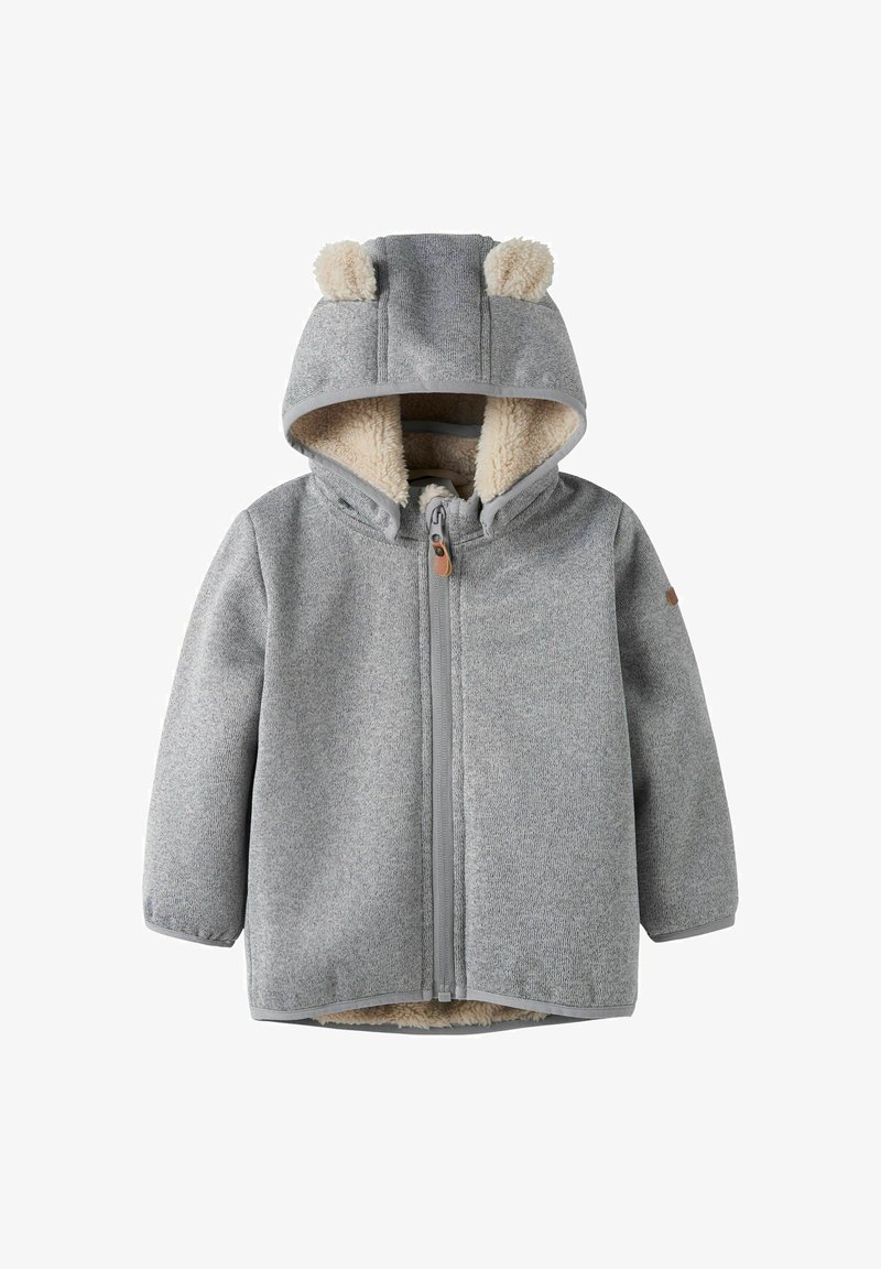 Grå fleecejakke med hette som har bjørneører, myk innvendig fôr og front glidelås. Inkluderer lysebrune detaljer ved glidelåsen.