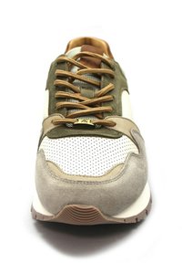 Sneaker con lacci caratterizzato da una combinazione di suede verde oliva, rete perforata beige e accenti color cuoio, con una suola in gomma testurizzata.