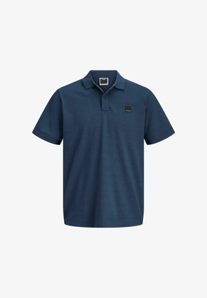 Marineblaues kurzärmeliges Polohemd mit Kragen, Zwei-Knopf-Leiste und kleinem schwarzem Markenaufnäher auf der linken Brust.