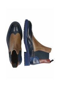 Botas de tobillo bi-tono con un diseño de cuero azul oscuro y marrón claro, con detalles perforados, suela de goma contrastante y una lengüeta.