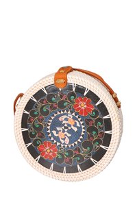 Borsa rotonda di vimini con interno nero caratterizzato da motivi floreali. Esterno in paglia intrecciata, manico in pelle marrone e dettagli accentuati.