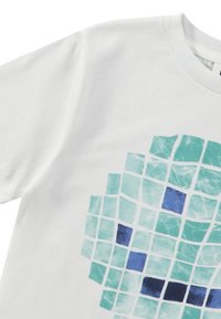 Camiseta de algodón blanca con un diseño de mosaico circular en tonos de verde azulado y azul, con acentos texturizados brillantes en cuadrados seleccionados.