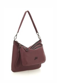 Borsa a spalla in pelle bordeaux con tracolla regolabile, dotata di due scomparti con zip e una finitura testurizzata. Logo impresso sul davanti.