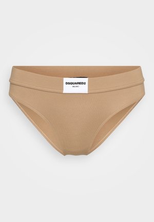 Slip de algodón beige con una cinturilla ancha y suave, que presenta una etiqueta en blanco y negro "DSQUARED2 MILANO" en la parte frontal.