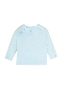 Camicia azzurra chiara a maniche lunghe con scollatura rotonda, bottoni a pressione sulla schiena e dettagli beige lungo le spalle. Tessuto morbido.