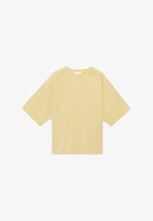 Gul oversized T-shirt med raglanærmer, lavet af blødt materiale; har en rund halsudskæring og et enkelt, sømløst design.