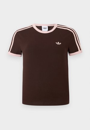 Brun bomulds-T-shirt med pink accent ribkant på ærmer og krave, med et lille hvidt logo på brystet. Klassisk atletisk stil.