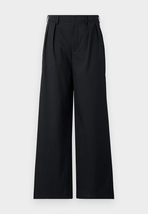 Pantalons larges noirs en tissu lisse, dotés d'une fermeture à bouton et de plis pour une structure supplémentaire. Design simple et minimaliste.