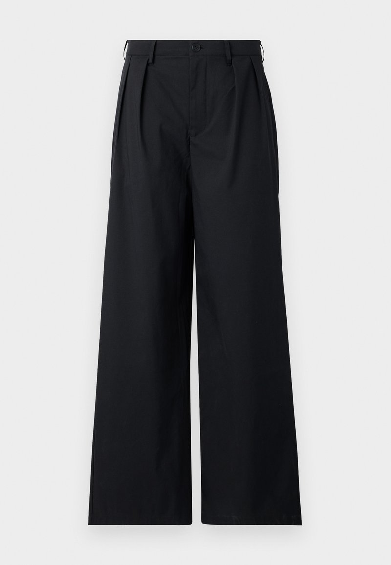 Schwarze weit geschnittene Hose aus glattem Stoff, mit einem Knopfverschluss und Falten für zusätzliche Struktur. Einfaches, minimalistisches Design.