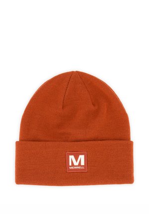 Gorro de punto color óxido con puño doblado que presenta un parche rectangular etiquetado con "M Merrell" en texto blanco.