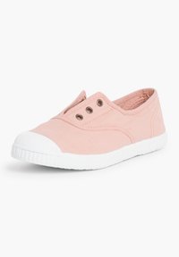 Botte slip-on en toile rose clair avec une semelle en caoutchouc blanche, dotée de deux œillets en bronze et d'un design à bout arrondi.