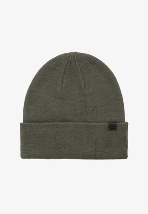 Donkergroene gebreide beanie muts met een omgeslagen rand, voorzien van een klein zwart label aan de zijkant en een textuurpatroon in de stof.