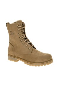 Botas de tobillo de ante marrón con diseño de cordones, ojetes dorados y cuello de felpa. Presentan una suela resistente y un logo grabado en el lateral.