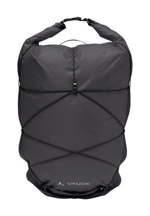 Zaino grigio con chiusura a roll-top, realizzato in tessuto resistente, presenta un sistema di corda bungee e un logo nella parte inferiore. Strutturalmente snello.