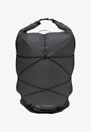 Zaino grigio con chiusura a roll-top, realizzato in tessuto resistente, presenta un sistema di corda bungee e un logo nella parte inferiore. Strutturalmente snello.