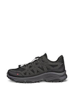 Chaussure de sport noire avec une tige en mesh et synthétique, système de laçage élastique, et semelle épaisse texturée pour une utilisation en extérieur ou sur sentier.