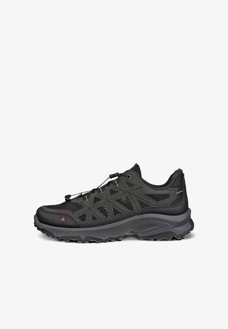 Chaussure de sport noire avec une tige en mesh et synthétique, système de laçage élastique, et semelle épaisse texturée pour une utilisation en extérieur ou sur sentier.