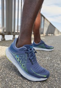 New Balance 1080v12 FRESH FOAM - Katujuoksukengät - vintage indigo