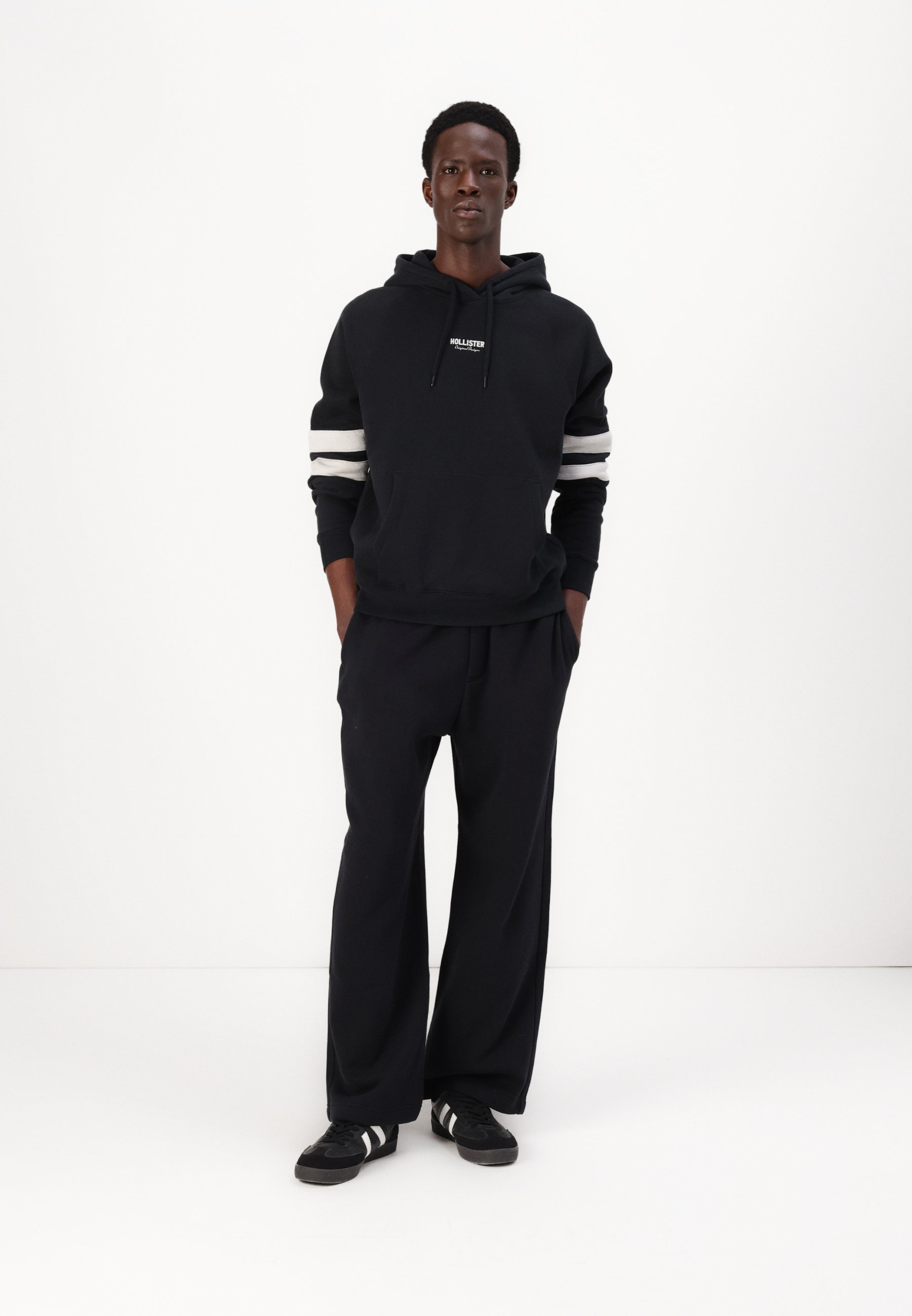 Hollister Co. Boxy Logo Hoodie - Sweatshirt - black beauty/oyster
