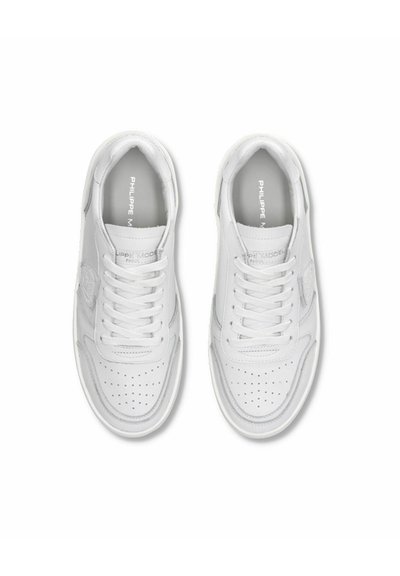 Baskets en cuir blanc avec une boîte à orteils perforée, un design à lacets plats, un col rembourré et des détails de logo sur les côtés et la languette.
