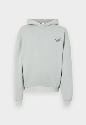Lys grå hoodie med en lomme foran, snoretræk i hætten og ribbede manchetter. Har et lille sort logo på venstre side. Glat tekstur.