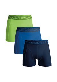 Calzoncillos boxer en verde, azul y marino. Fabricados con una tela suave, cuentan con una cinturilla elástica con el logo "MUCHACHOMALO". Cada par tiene un diseño ajustado.
