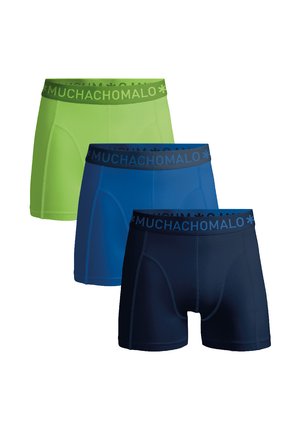 Zöld, kék és tengerészkék boxer rövidnadrágok. Simított anyagból készült, elasztikus derékpánttal, amelyen a "MUCHACHOMALO" logó található. Minden darab testhezálló kialakítással rendelkezik.