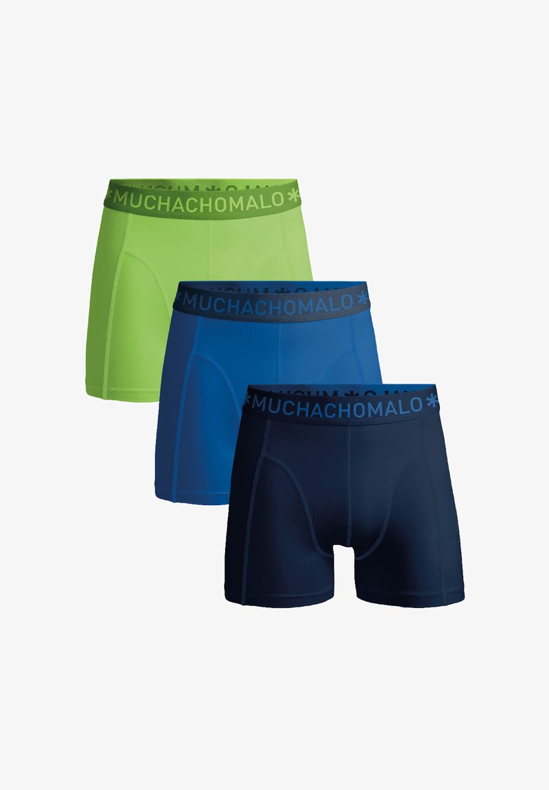 Zöld, kék és tengerészkék boxer rövidnadrágok. Simított anyagból készült, elasztikus derékpánttal, amelyen a "MUCHACHOMALO" logó található. Minden darab testhezálló kialakítással rendelkezik.