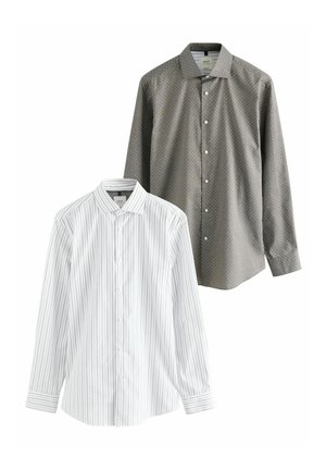 Zwei Hemden: eines weiß mit vertikalen Streifen, das andere dunkelgrau mit kleinen weißen Punkten. Beide haben Knopfverschlüsse und Kragen.