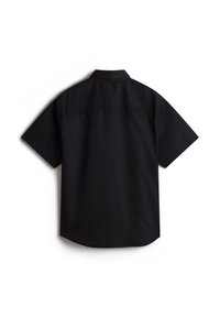 Camisa negra de manga corta con cuello clásico, textura suave y dobladillo curvado. Presenta una costura estrecha a lo largo del yugo trasero.