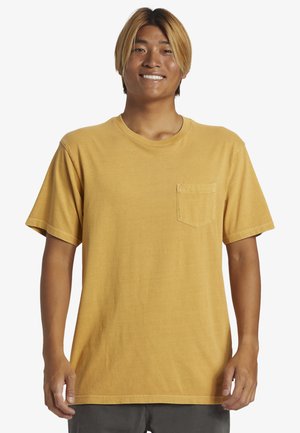 Sennepsgul kortærmet t-shirt i blød bomuld, med en brystlomme og en afslappet pasform, samt rund halsudskæring.
