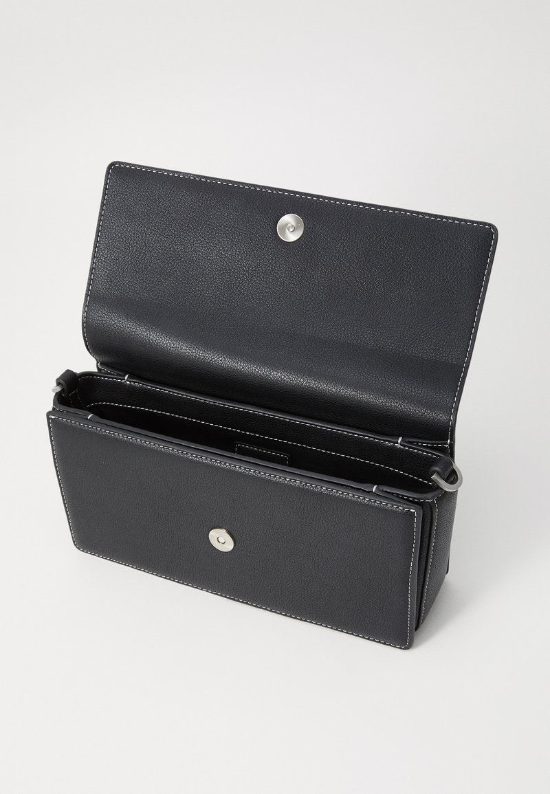 Borsa a tracolla in pelle nera con finitura testurizzata, dotata di chiusura a scatto magnetico, cuciture bianche a contrasto e tasca interna.