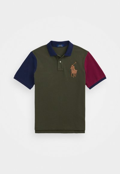 Olijfgroene polo met marineblauwe en bordeauxrood mouwen, met kraagontwerp, voorzien van een geborduurd bruin logo op de borst.