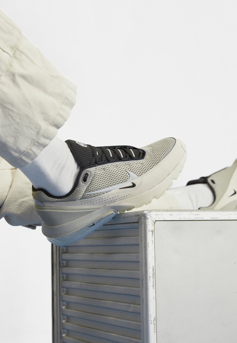 Nike shoes that reflect light Clearance