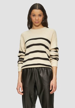 Gebreide trui in crème met zwarte horizontale strepen. Heeft een ronde hals en een ontspannen pasvorm, in combinatie met zwarte faux leren broek.