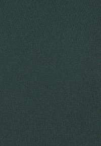 Dunkelgrüner Stoff mit einem feinen, strukturierten Gewebe, das ein einheitliches Oberflächenmuster und eine weiche Haptik aufweist, geeignet für verschiedene Anwendungen.