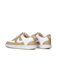 Beige en witte sneakers met een bovenwerk van leer en gaas, voorzien van een gladde textuur, een ronde teenvorm en een rubberen zool met een gestructureerde grip.