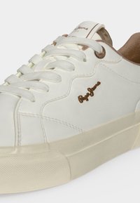 Λευκό sneaker χαμηλής κορυφής με λευκά κορδόνια, μπεζ σόλα και μικρό καφέ λογότυπο Pepe Jeans στο πλάι και στη γλώσσα.