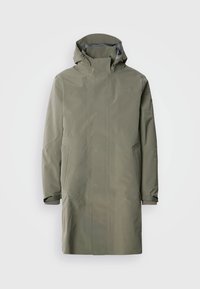 Impermeable abrigo de lluvia verde oliva con capucha, cierre a presión, dos bolsillos delanteros y puños ajustables. Acabado suave y mate, diseño simple.