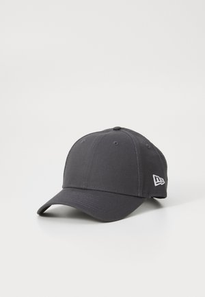 Svart baseballcap laget av stoff, med buet skjerm, seks paneler og en liten brodert logo på siden. Klassisk design.