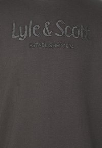 Mörkgrå sweatshirt med broderad "Lyle & Scott" och "Established 1874" i matchande tråd. Slät textur och avslappnad design.