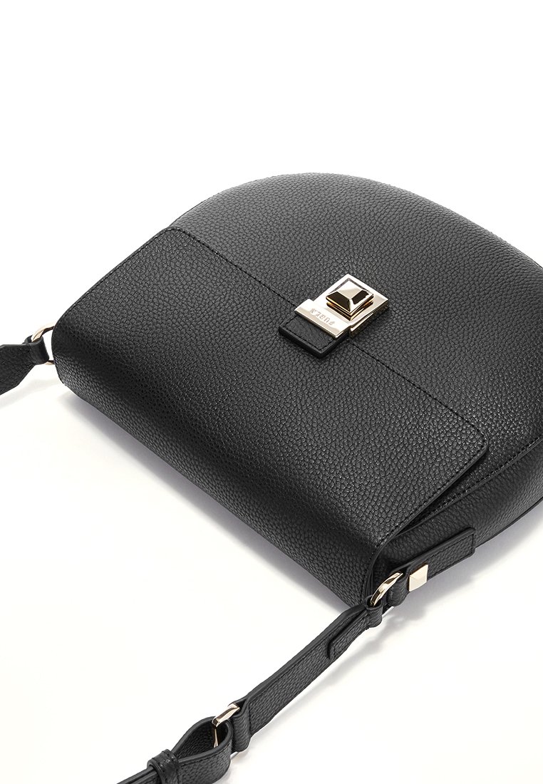 Bolso cruzado de cuero negro con una forma estructurada, textura granulada y cierre de hardware en tono dorado. Correa ajustable y diseño elegante.