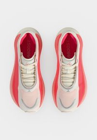 Двойка коралови и бежови маратонки Adidas, положени плоско, показващи горен изглед с бели връзки и текст "RBOOST" вътре в обувката.
