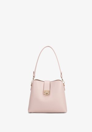 Roze leren handtas met een gestructureerde vorm, voorzien van een enkele handgreep, gouden accenten en een sluiting met een voorhond. Gladde textuur.