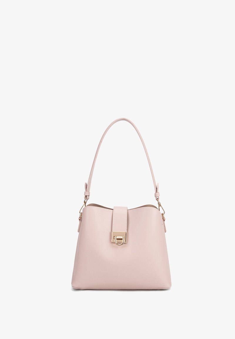 Roze leren handtas met een gestructureerde vorm, voorzien van een enkele handgreep, gouden accenten en een sluiting met een voorhond. Gladde textuur.