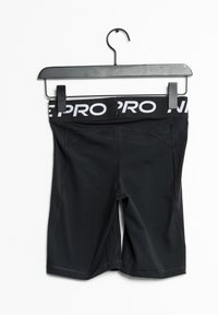 Svarta sportshorts med en åtsittande design, tillverkade av slät tyg, med en bred midjeband som har texten "PRO" i vitt. Hänger på en metallkrok.
